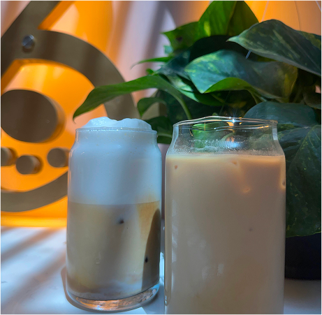 ddmaking-a-latte-in-a-coffee-shop